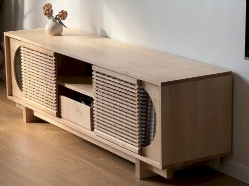 Дизайн комода в стиле мидсенчури вдохновлен ретро-настроением 70-х