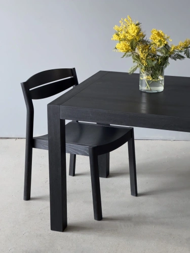 Черный стул из массива Луг у обеденного стола в интерьере кухни стиля джапанди