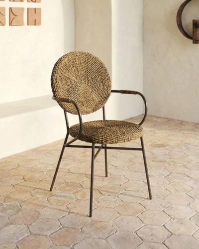 Плетеный стул для террасы с металлическим каркасом и подлокотниками на открытой веранде Дуглас