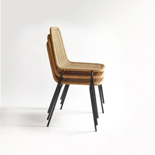 Плетёные стулья для летнего кафе сложены в стопку для компактного хранения