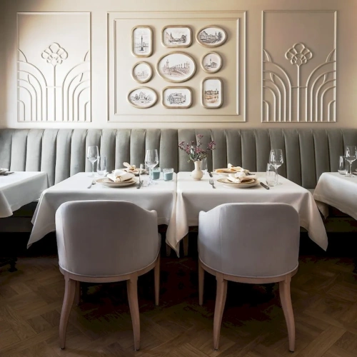 Кафе Александр. Полукресло-стул с полукруглой спинкой Miller и Диван Largo lux stripe 2 в стиле Конструктивизм