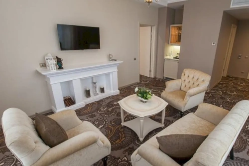 Гостиная с камином в современном стиле Неоклассика. Два кресла и диван из гарнитура Sofia 