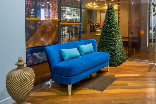 Яркий, мягкий диван Jacob без подлокотников в ресепшне ресторана Cherry lounge