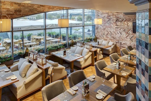 В интерьере зала ресторана Il Forno диваны Louvre 750 и кресла Fil 