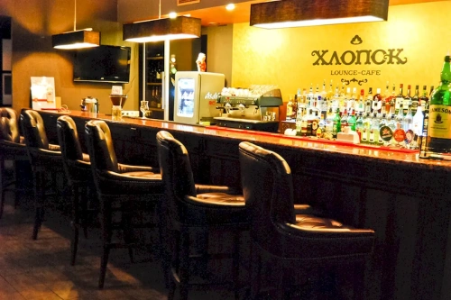 Ресторан Хлопок (Самара). Барный стул Drake. Кожаная обивка с каретной стяжкой