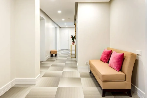 Холл, прихожая, коридор центра Sweet Sun. Пуф Donatello и диван Savona бежевый