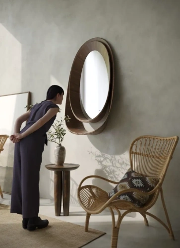 органичное сочетание зеркала с мебелью из натурального дерева