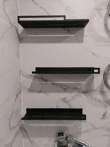 1280-000027-komplekt-iz-3-h-nastennyh-vitrinnyh-metallicheskih-polok-s-bortikami-myory-elegance-03