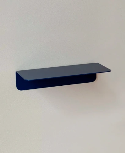 Простая, но совершенная форма полки MyOry Thin Inverse из гнутого под углом металла толщиной 3 мм