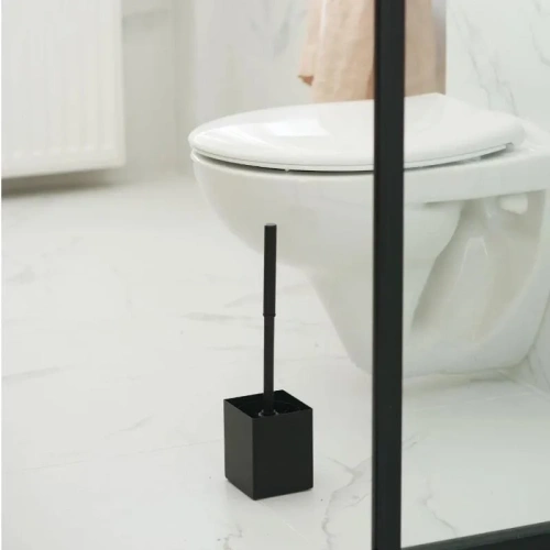 Чёрный держатель для туалетного ёршика MyOry BrushQuad Four в в белом туалете