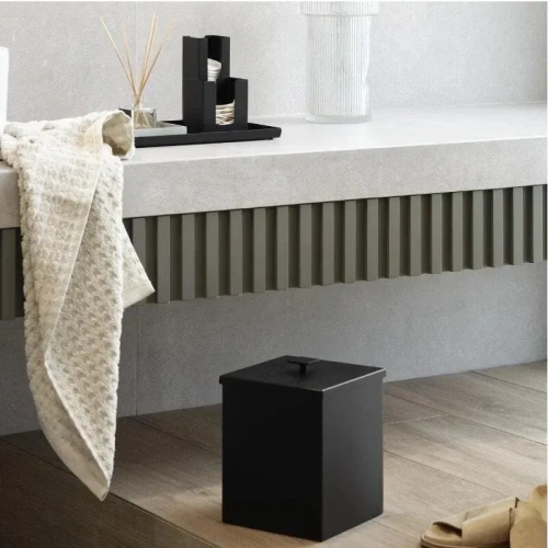 Черное малое ведро для мусора MyOry TrashBox One с крышкой 23×18×18 см. в ванной