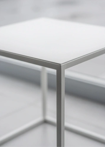 Белый металлический каркас и столешница столика MyOry Ki крупным планом