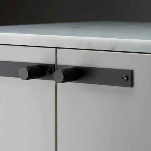 Черные матовые ручки MyOry Cell Max на фасаде кухни в современном стиле