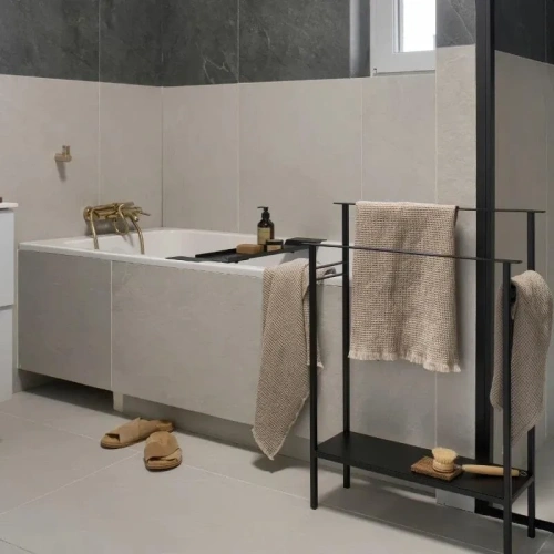 Удобный металлический столик для ванны Platter One и спа-процедур и этажерка-органайзер Kuo от MyOry в ванной комнате 