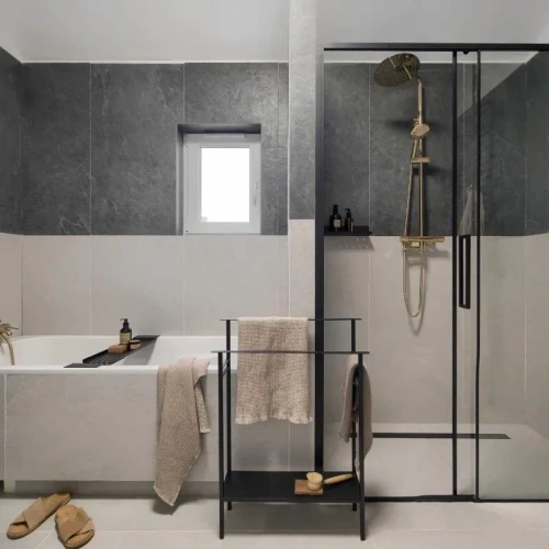 Общий вид современной ванной комнаты в стиле минимализм, разделенной на зону ванны и душевой кабины