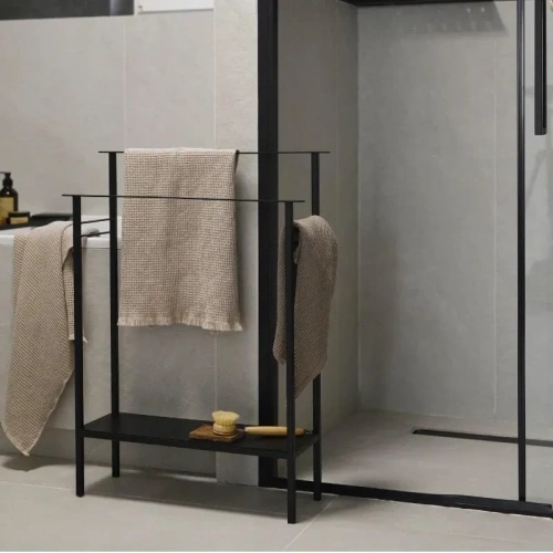 Черная этажерка-органайзер MyOry Kuo с полочкой для полотенец в ванной комнате минимализм