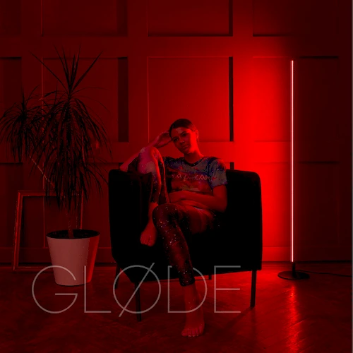 Яркое красное свечение торшера ColorConer, создающее акцент в темной комнате