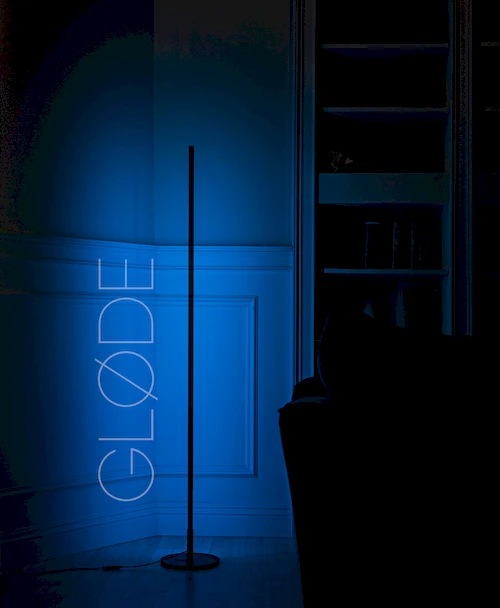 Торшер ColorConer стоит у стены в современной гостиной, цветная подсветка