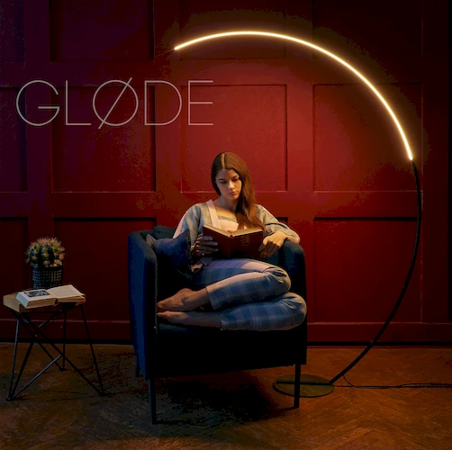 Дизайнерский торшер ArcOsmo для зонирования и создания расслабляющей атмосферы в интерьере кафе или ресторана