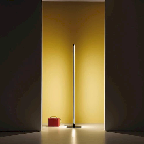 Высокий напольный светильник MonoLumen с черной стойкой в помещении с высокими потолками