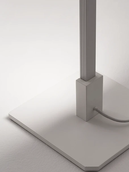 Лаконичная стойка и матовый рассеиватель напольного светильника MonoLumen крупным планом