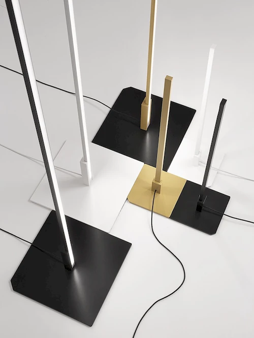 Переключение режимов света торшера: теплый оранжевый и холодный голубой свет