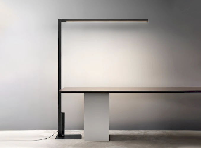 Освещение рабочего стола торшером Gavana, направленный свет на поверхность