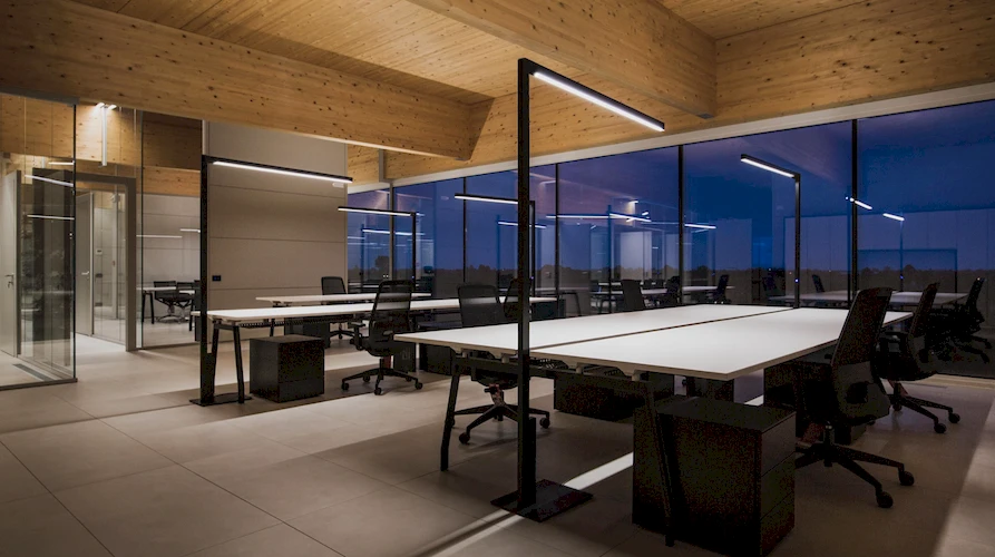 Современный коворкинг с торшерами Gavana для освещения рабочих зон open-space