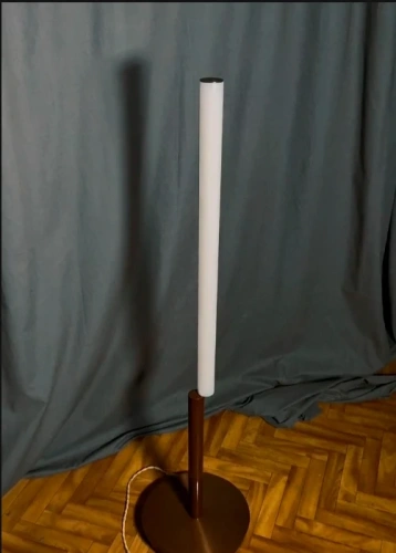 Дизайнерский торшер Coup One с двумя световыми модулями разной высоты, общий вид