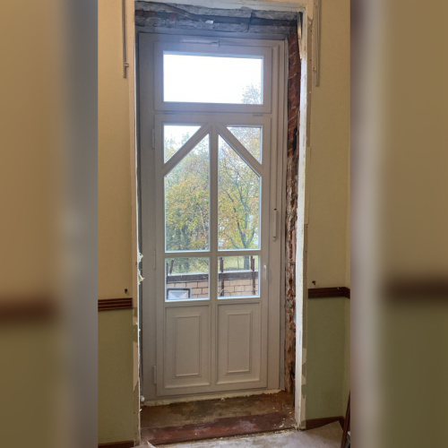 balkonnaya-dver-iz-dereva-evro-brus-78h78mm