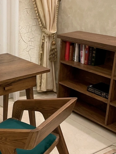 drevodesign-nizkij-stellazh-etazherka-iz-massiva-dereva-wa0102_1759465247