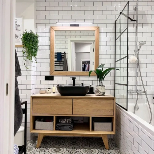 Ванная комната  с деревянной мебелью тумба и зеркало