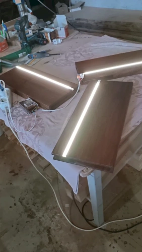 Плавающие настенные полки с подсветкой со скрытым креплением