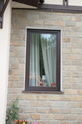 Одностворчатое окно из дерева ЕВРО Брус в коттедже