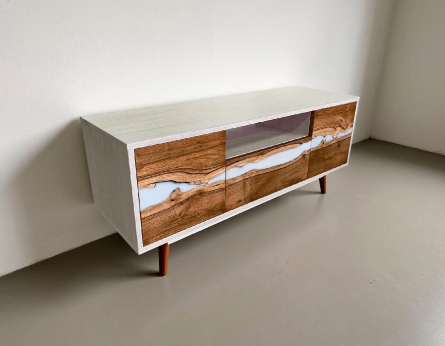 Пример кастомизации тумбы из дерева: вставка из пастельной эпоксидной смолы на фасаде