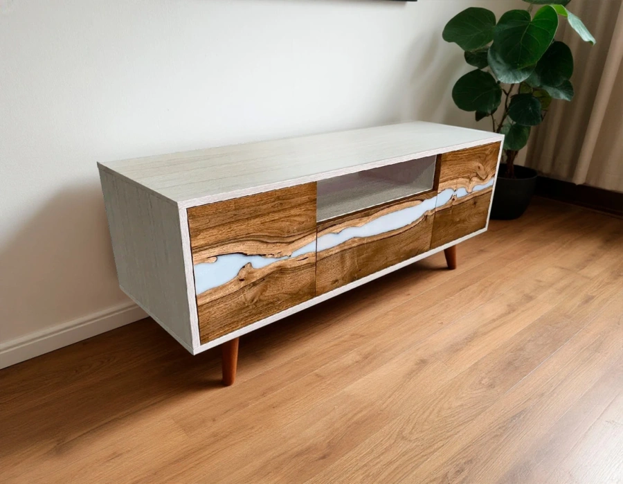 Крупный план фасада авторской белой тумбы под ТВ: текстура дерева и гладкая белая эпоксидная смола, создающая эффект реки