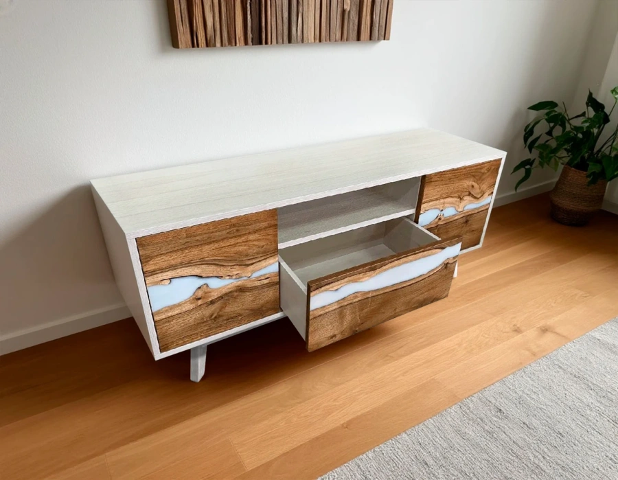 Авторская длинная белая тумба под телевизор в скандинавском стиле. Массива грецкого ореха с белой эпоксидной смолой с выдвижным ящиком