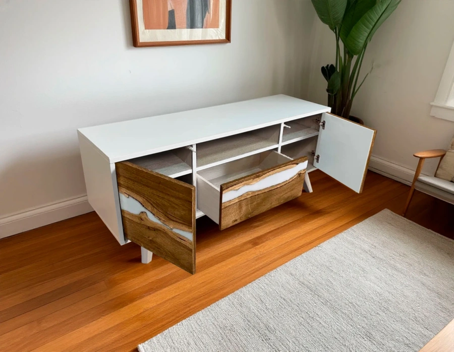 Три закрытых отделения в тумбе из дерева для хранения книг, аксессуаров и медиатехники