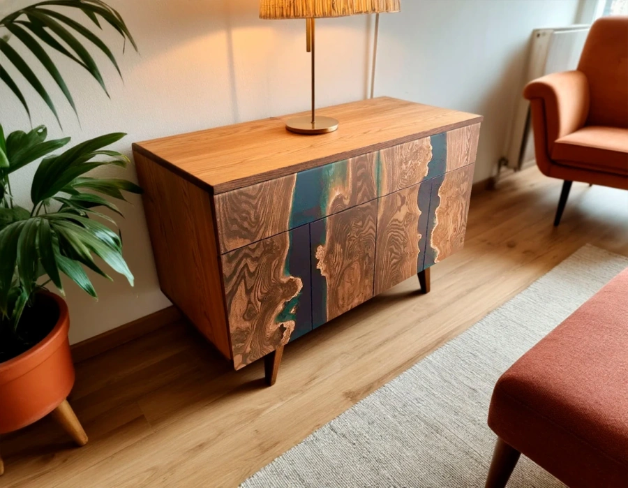 Тумба комод из массива дерева карагач с бирюзовой заливкой эпоксидной смолой в интерьере гостиной Мид-сенчури