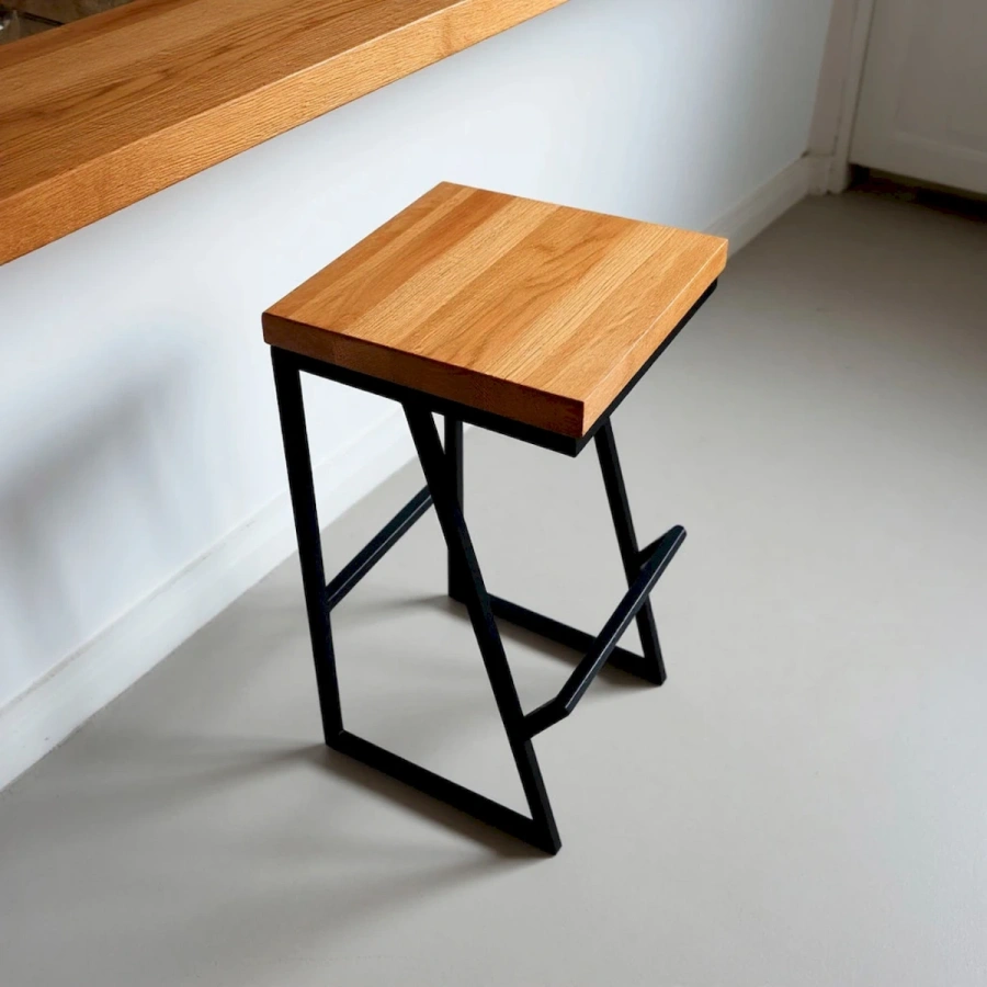 Барный табурет из массива вяза светлой тонировки и металла черного цвета