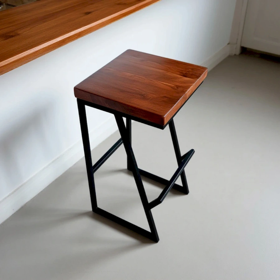 Барный табурет из массива вяза тёмной тонировки и металла черного цвета