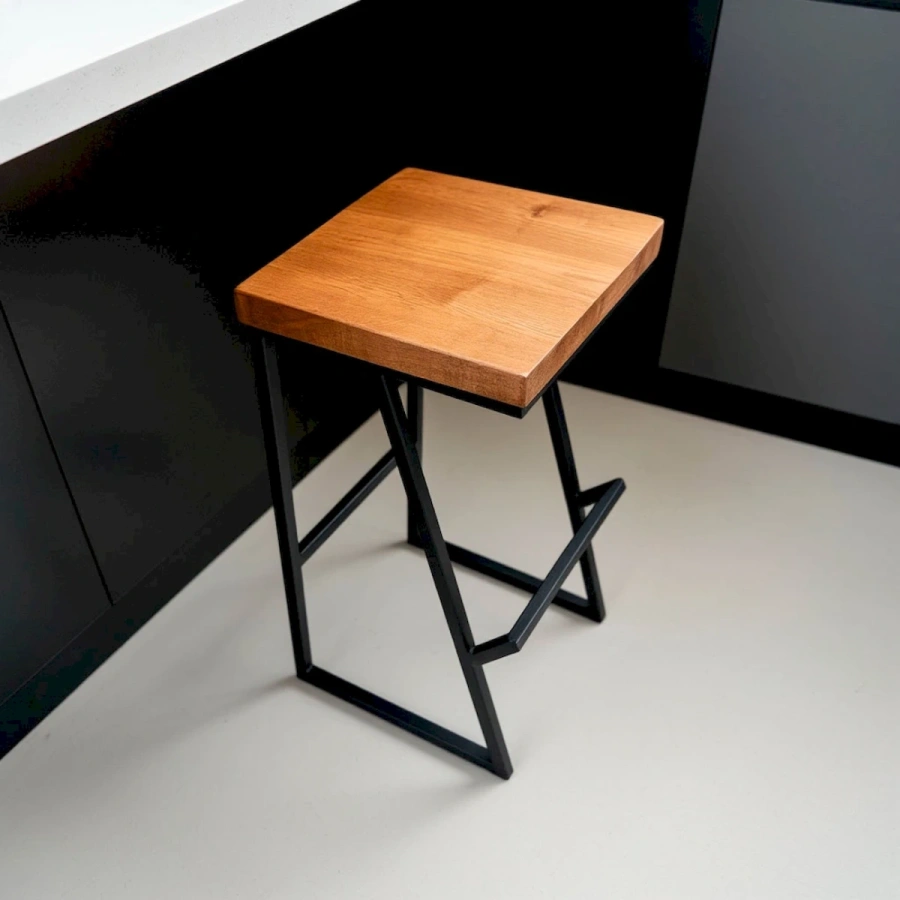 Барный табурет на заказ с квадратным сиденьем из массива вяза и черными металлическими ножками