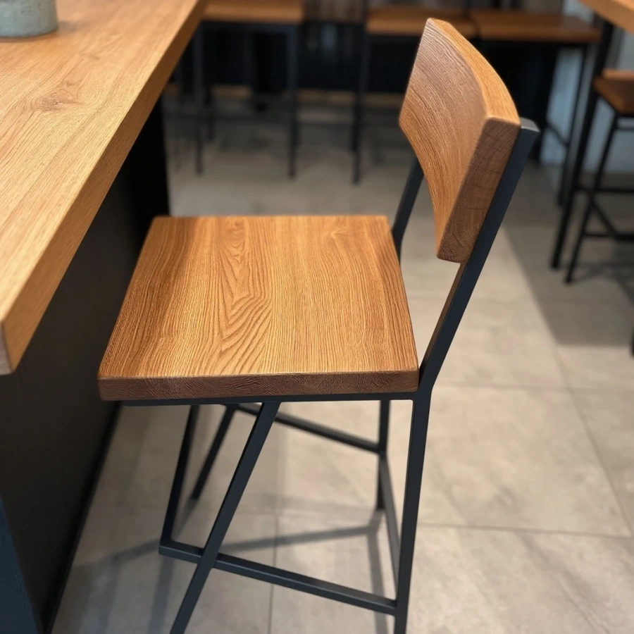 Барный стул  с анатомической спинкой с углублением для комфортной посадки, вид сбоку