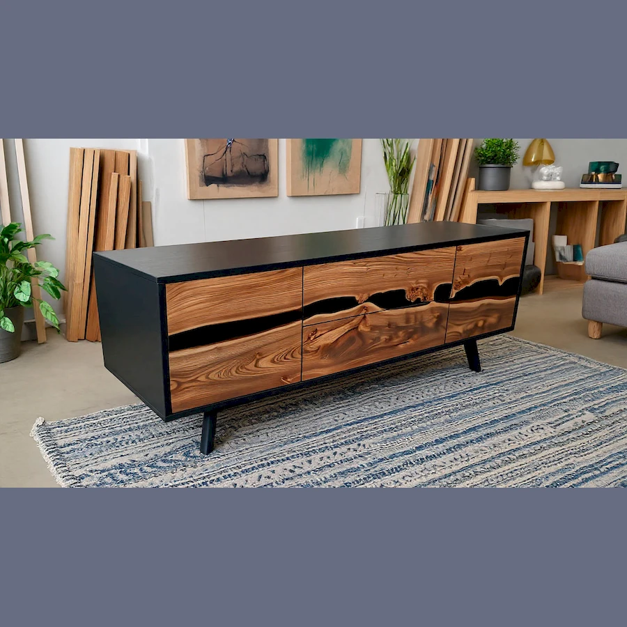 Дизайнерские наклонные ножки и черная столешница тумбы под ТВ из массива дерева