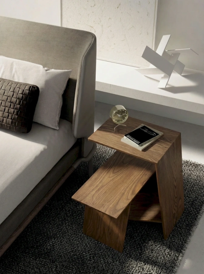 Два деревянных столика в интерьере в стиле джапанди (скандинавско-японский минимализм)