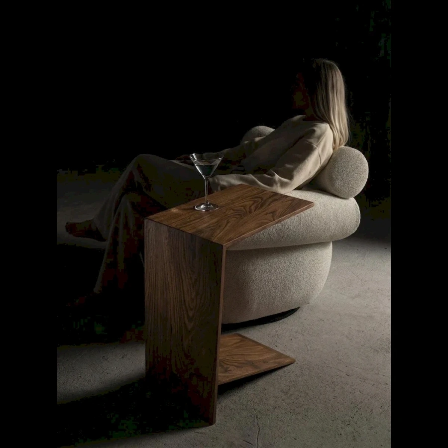 журнальный столик Scandy из массива Американского ореха в гостиной в скандинавском стиле 