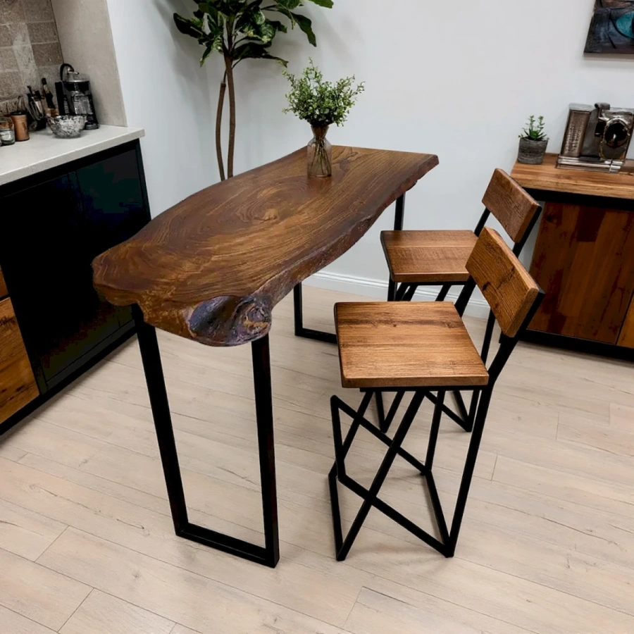 Готовый гарнитур: барный стол из карагача и стулья с металлокаркасом в интерьере в стиле лофт.