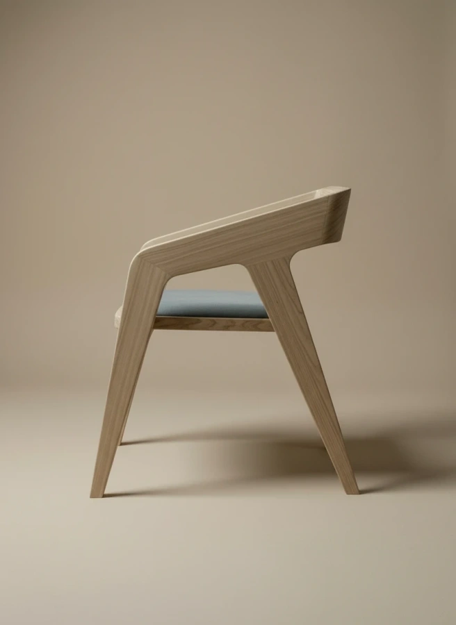 Боковой вид стула из массива Grace, показывающий изогнутую спинку и наклонные ножки.