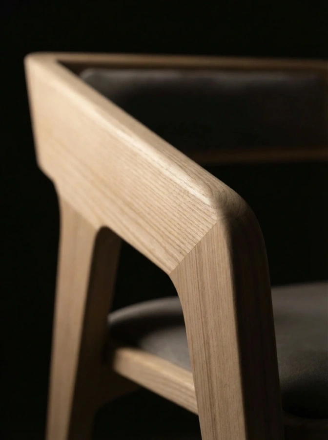 Фактура натурального дерева и тканевая обивка стула крупным планом.