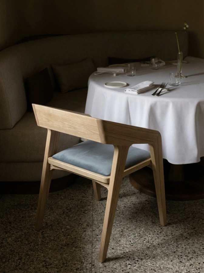 Деревянный стул  HoReCa из массива дерева Grac у обеденного стола в кафе